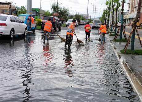 雨中巡查不停歇 排除隱患保經(jīng)開