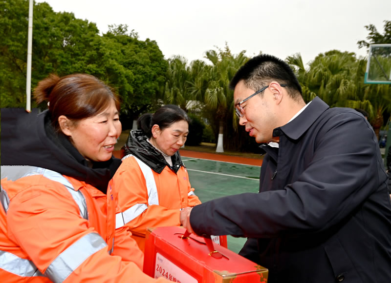 谷雨看望慰問一線環(huán)衛(wèi)工人.jpg